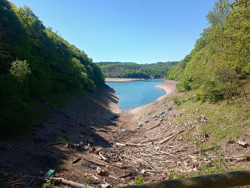 Oeps hier zou het stuwmeer moeten zien